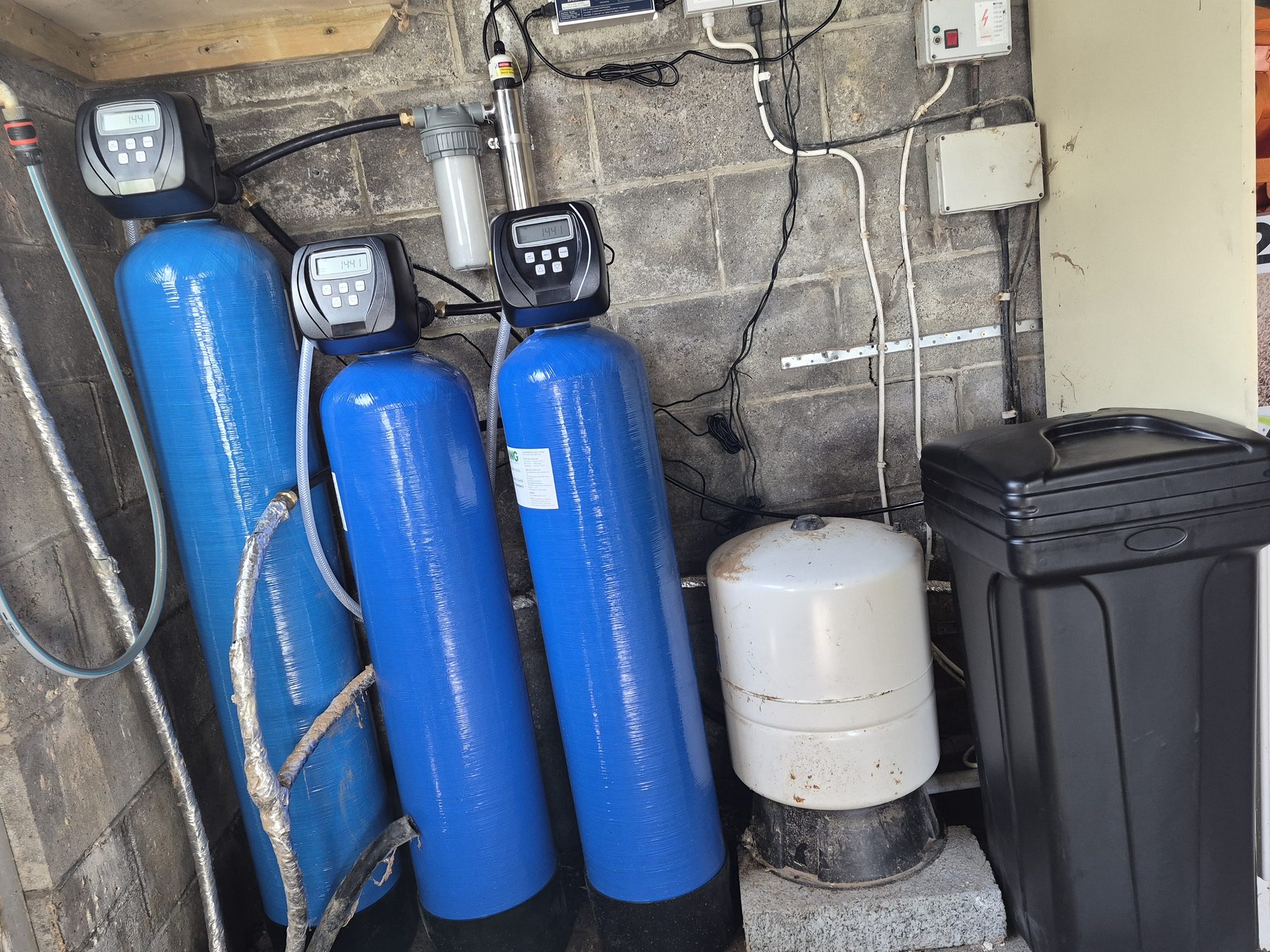 Multi-stage water filtration bank with several treatment tanks